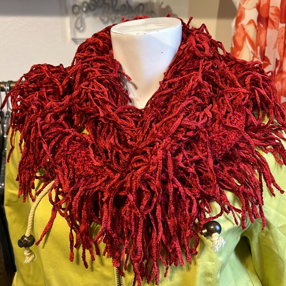 CHURCHHILL Chenille Brick Red Fringe Scarf 🧣Excellent
